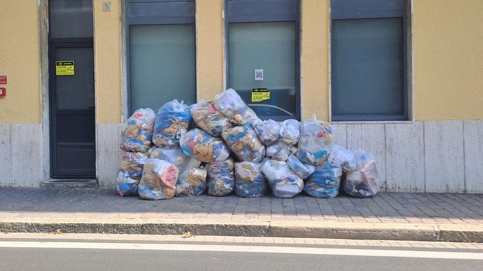 Sant’Angelo: il caso dei rifiuti lasciati in strada per “castigare” chi non fa la diferenziata
