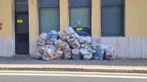 Sant’Angelo: il caso dei rifiuti lasciati in strada per “castigare” chi non fa la diferenziata