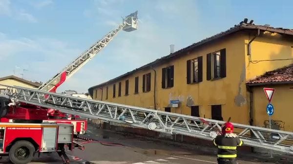 Cascina in fiamme a Riozzo, l'intervento dei vigili del fuoco