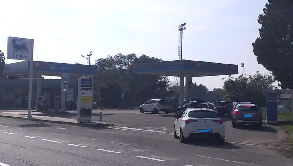 Code di auto ai distributori Eni nel Sudmilano: a metà mattina gasolio già esaurito