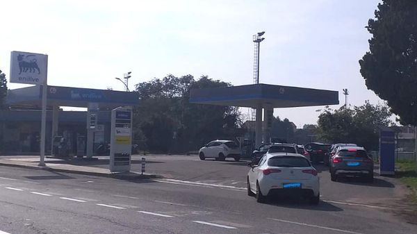 Code di auto ai distributori Eni nel Sudmilano: a metà mattina gasolio già esaurito