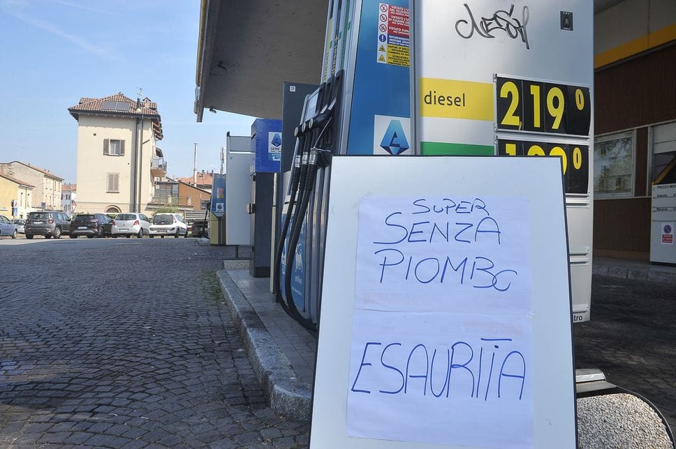 Distributori Eni “sotto assedio”, molte pompe restano a secco