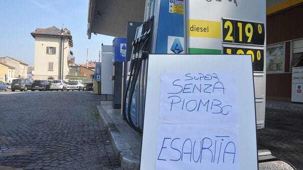 Distributori Eni “sotto assedio”, molte pompe restano a secco