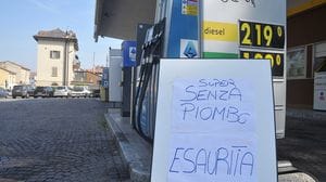 Distributori Eni “sotto assedio”, molte pompe restano a secco