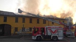 Fiamme all’alba a Riozzo, brucia il  tetto di una cascina disabitata VIDEO