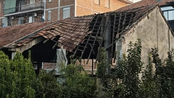 Paura in viale Rimembranze a Lodi, crolla la tettoia di un magazzino
