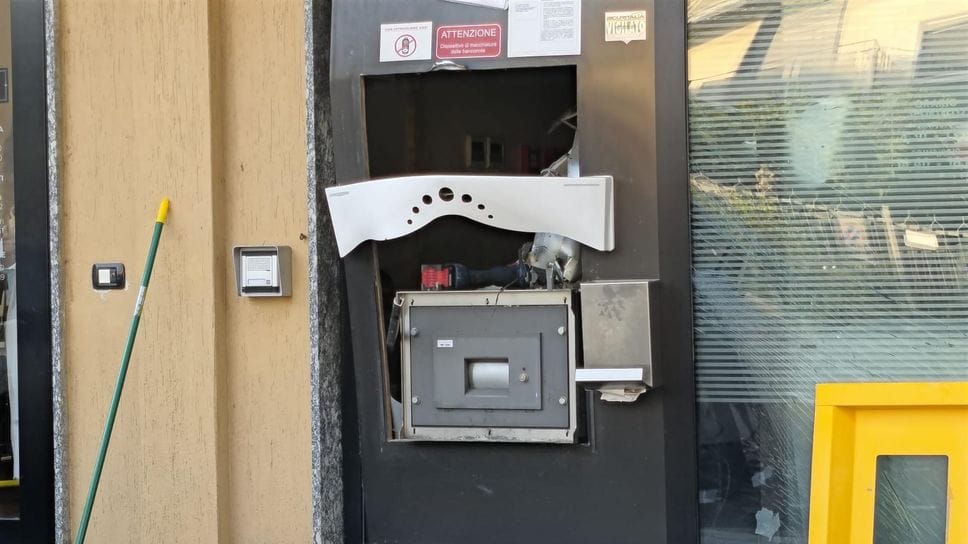 Il bancomat danneggiato dall’esplosivo a Mulazzano (Agosti)