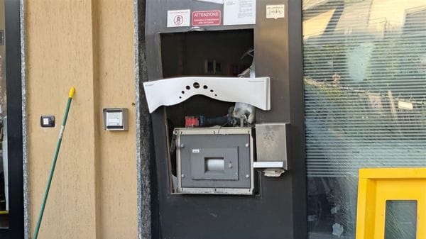 Il bancomat danneggiato dall’esplosivo a Mulazzano (Agosti)