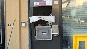 Il bancomat danneggiato dall’esplosivo a Mulazzano (Agosti)