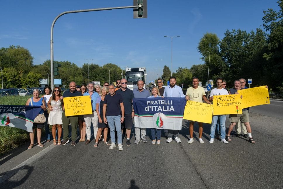 A San Donato la protesta di Fratelli d’Italia per i lavori - lumaca sulla Paullese. GUARDA I DUE VIDEO
