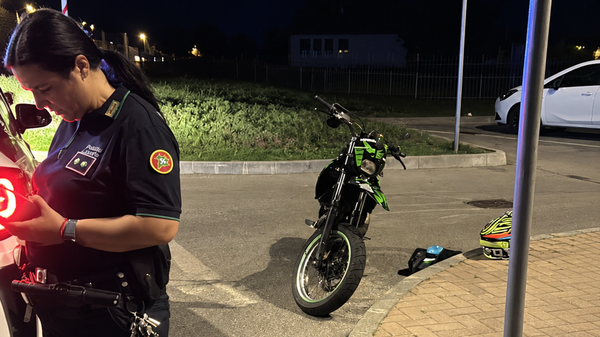 Ragazzini scatenati con le moto fino a tarda sera, a Zelo scattano i controlli della polizia locale
