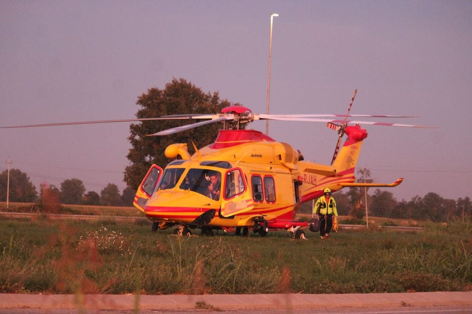 Travolto in bicicletta alla rotonda di Cavenago, per un 80enne arriva l’elisoccorso