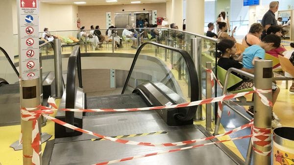 Ospedale di Lodi, la scala mobile del centro prelievi è fuori uso da alcune settimane