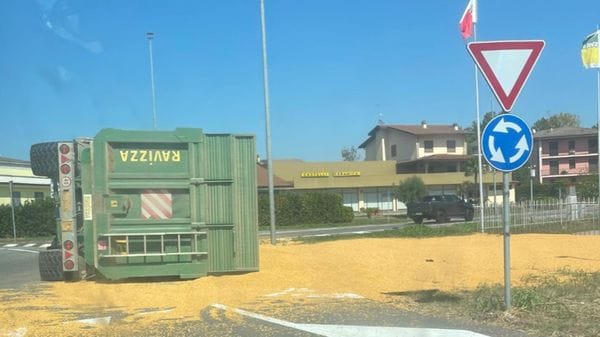Carro agricolo si ribalta e perde il carico di mais