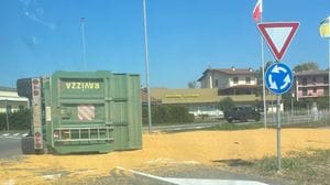 Carro agricolo si ribalta e perde il carico di mais