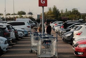 Le chiedono dov’è la farmacia e le rubano la borsetta in auto