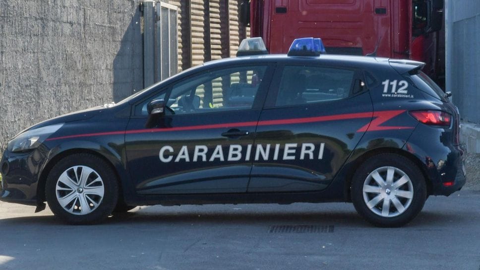 Truffatori nel parcheggio del supermercato, nel mirino una 90enne