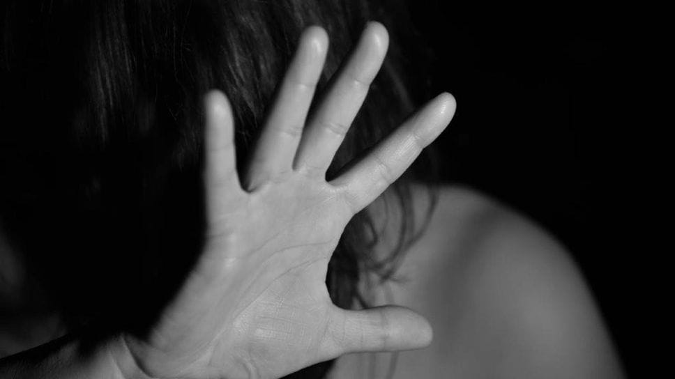 Casalpusterlengo, molesta due bambine e scappa