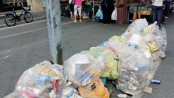 Ecuosacco: ancora proteste a Sant’Angelo,  «ma ridurremo la tassa rifiuti» 