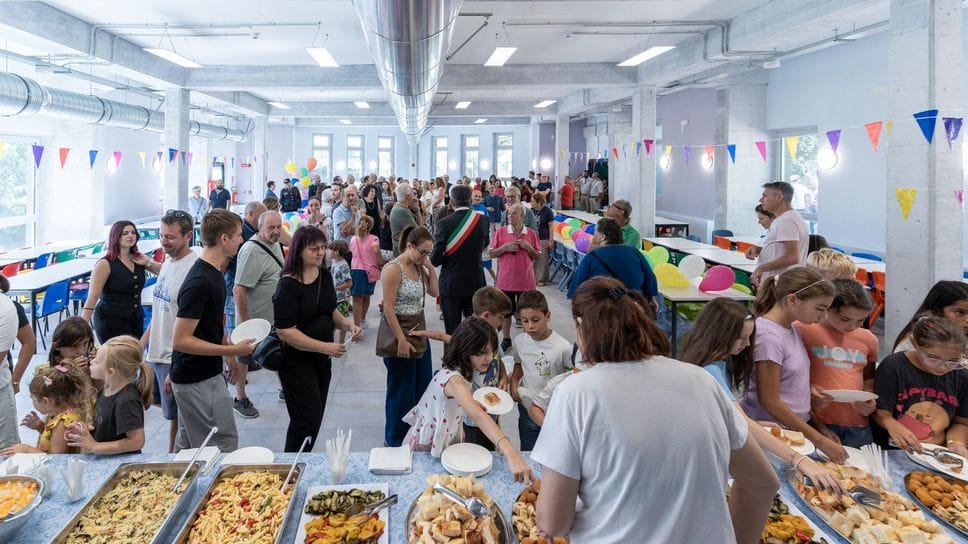 Inaugurata a Tavazzano la nuova mensa della primaria “Don Milani”: «Sfornerà fino a 250 pasti»