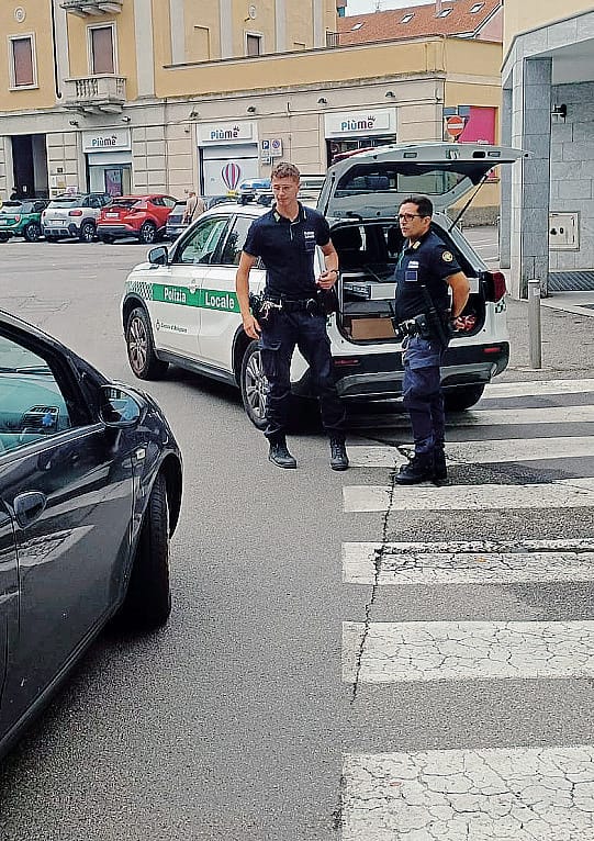 Alla guida con il cellulare, a Melegnano sospese otto patenti