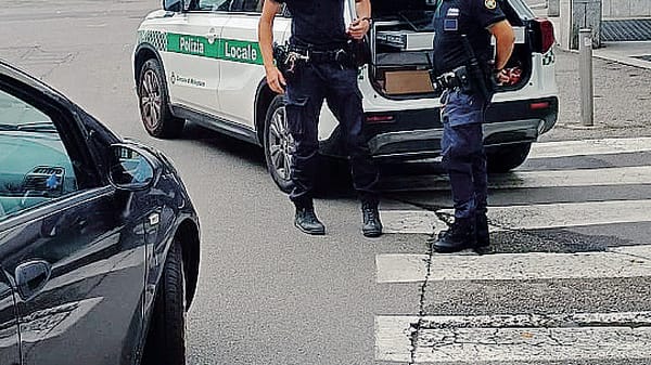 Alla guida con il cellulare, a Melegnano sospese otto patenti
