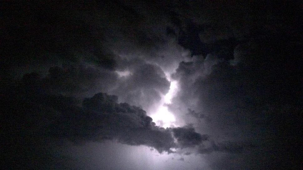 Dopo il caldo arriva il maltempo, sul Lodigiano violento temporale poco prima dell’alba con forti raffiche di vento