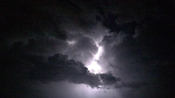 Dopo il caldo arriva il maltempo, sul Lodigiano violento temporale poco prima dell’alba con forti raffiche di vento
