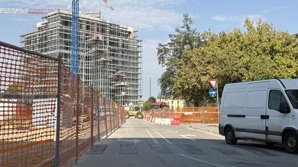 Lodi, ciclisti e pedoni fanno lo slalom fra le transenne del cantiere ex Abb