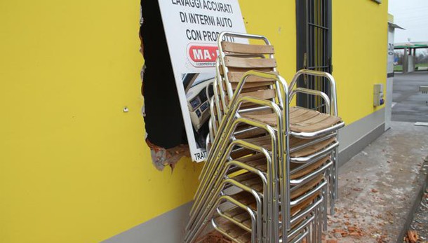 Casale, un buco nel muro per “ripulire” la stazione di servizio