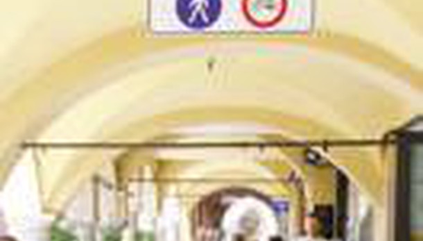 divieto a biciclette portate a mano