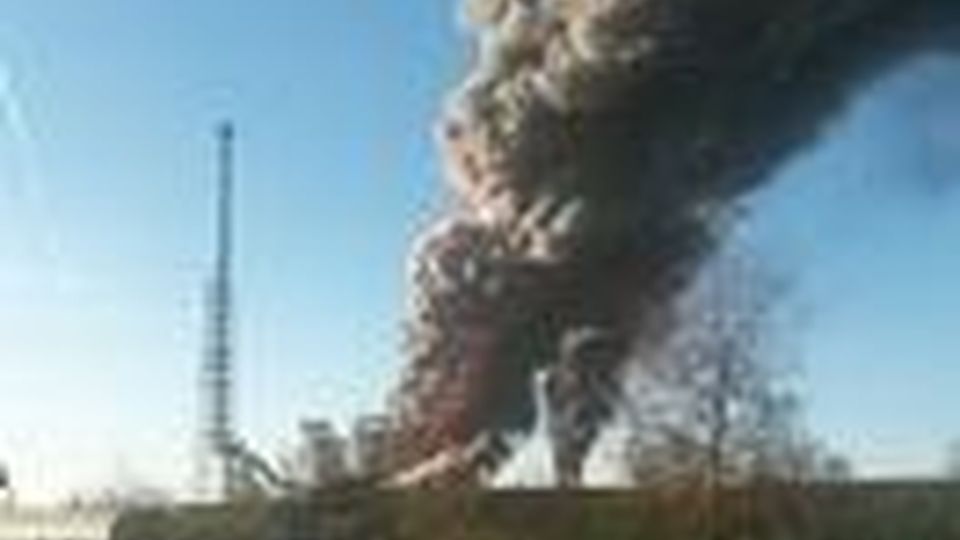 Incendio nella raffineria Eni, paura a Sannazzaro Incendio nella raffineria Eni, paura a Sannazzaro