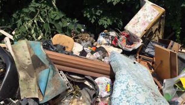 Lo sfregio della discarica a cielo aperto lungo viale Zara