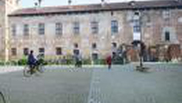 Melegnano, profughi a guardia del castello