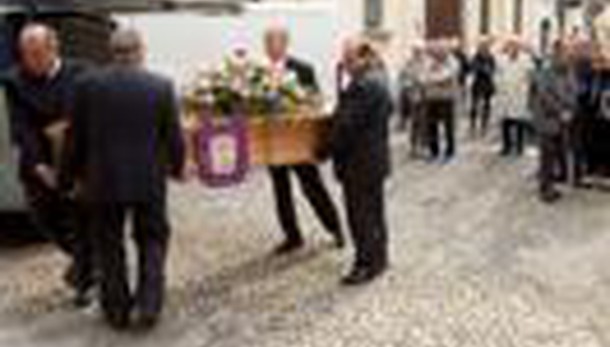Folla alla Maddalena per salutare Daccò