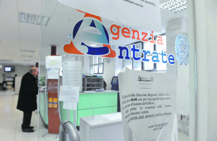 Regali per fare pratiche» Impiegata sotto processo