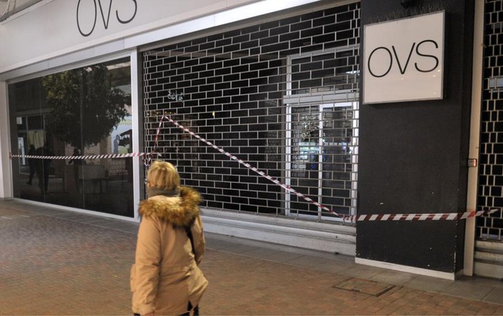 Il colpo al centro commerciale finisce con un incendio