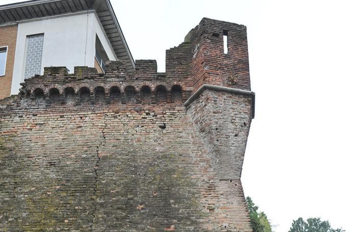 Le antiche mura del colle Eghezzone