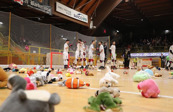 La pista del PalaCastellotti invasa dai peluche e sullo sfondo i giocatori del’Amatori