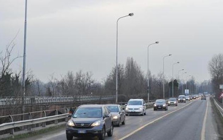 Scaglia sassi dal ponte, condannato a 18 mesi ma torna in libertà