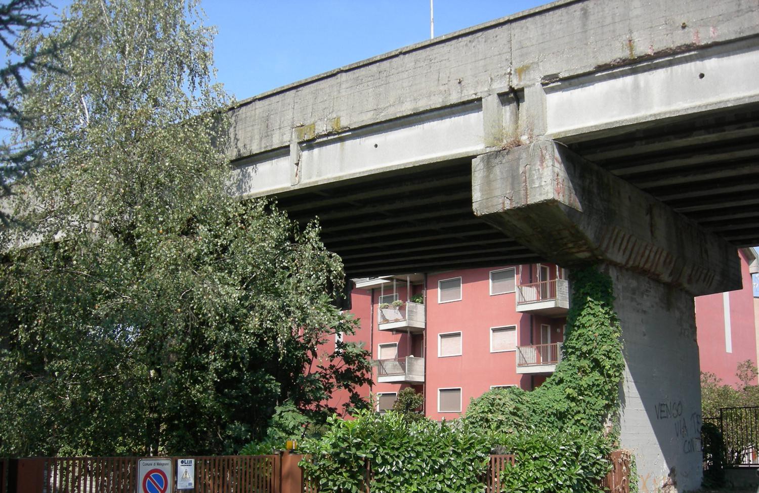 Il ponte ferroviario degradato e le erbacce che crescono nell’area sottostante