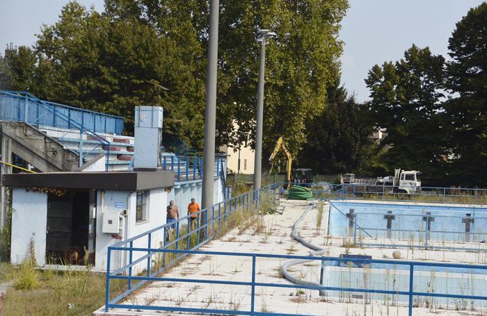 lodi addio alla vecchia piscina iniziati i lavori di demolizione