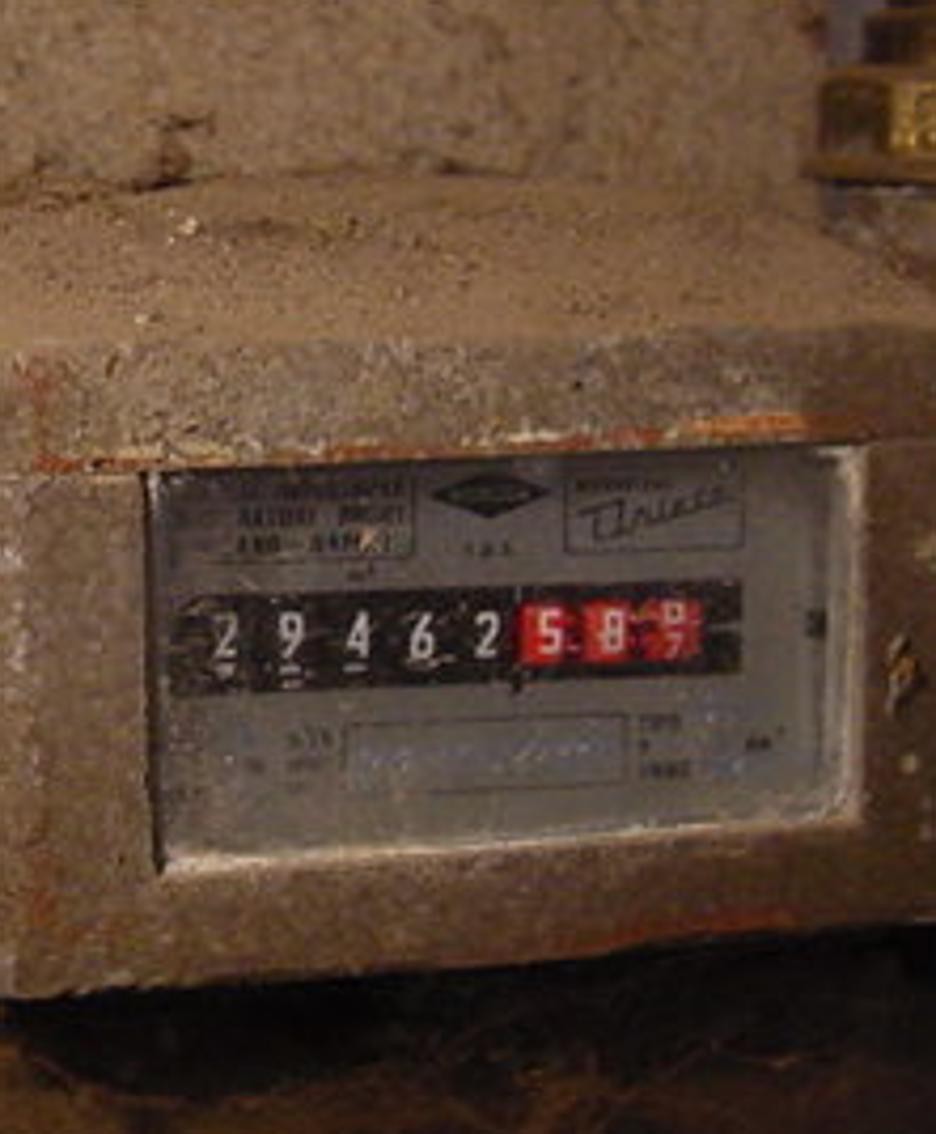 Un contatore del gas di vecchia generazione(archivio)