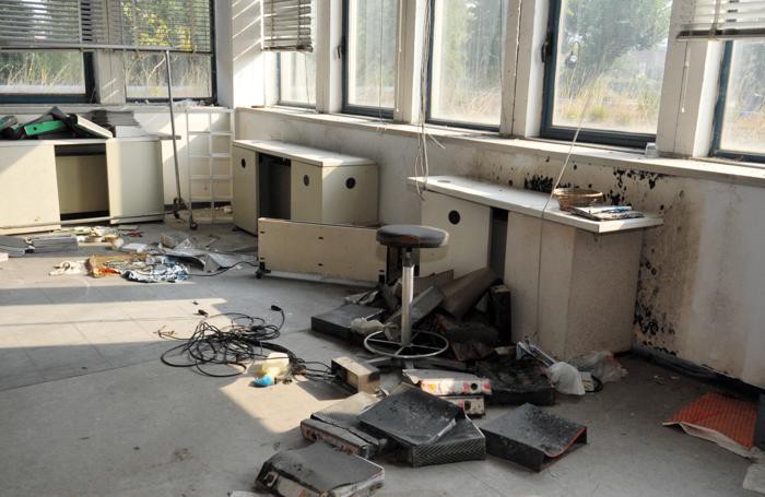 L’abbandono nell’ex stabilimento Postalmarket