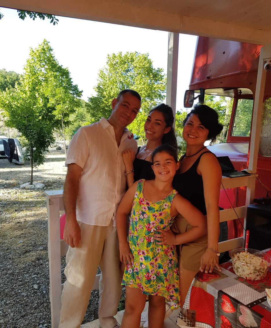 Roberto Marino con la famiglia nel bus
