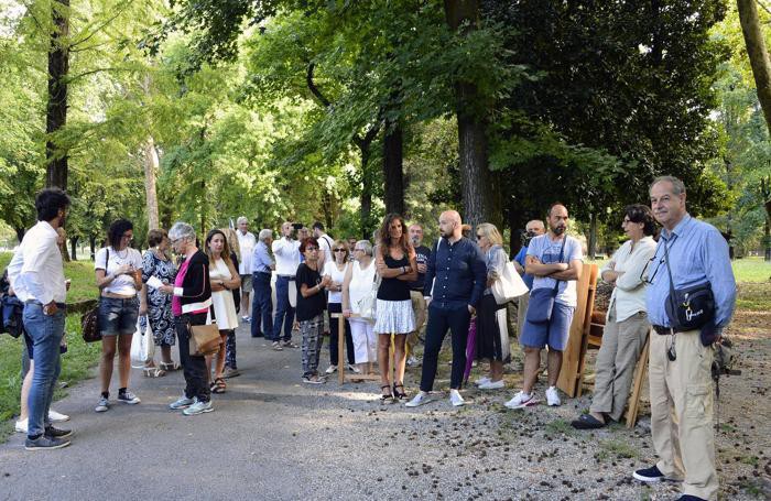 La protesta per il taglio degli alberi all’Isola Carolina