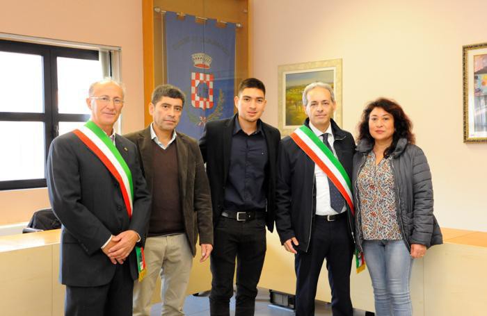Angel, al centro, con i genitori, il sindaco Marco Vighi, il consigliere Bruno Cherubino Alleva di Sordio e i genitoriSeresini