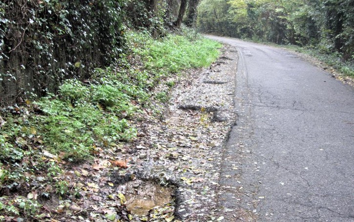 Il maltempo si “mangia” le strade, asfalti groviera e banchine cedevoli in collina