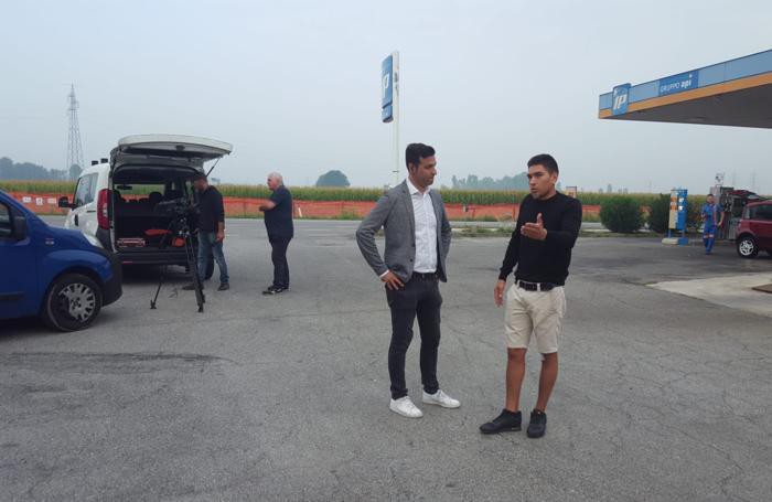 Angel al lavoro nella stazione di benzina
