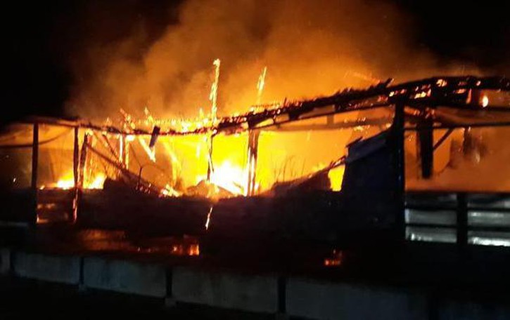 Fiamme nella notte a Cornegliano: brucia l’ufficio del campo volo degli ultraleggeri VIDEO